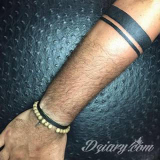 Z jednej strony lekkie i subtelne, z drugiej - wyraziste i bardzo wyeksponowane. Tatuaże w formacie opasek sugerowane są tam, gdzie można ją efektownie zamknąć na ciele. To przeguby, ramiona, uda; zdarzają się jednak również opcje nietypowe. 