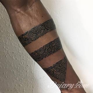 Z jednej strony lekkie i subtelne, z drugiej - wyraziste i bardzo wyeksponowane. Tatuaże w formacie opasek sugerowane są tam, gdzie można ją efektownie zamknąć na ciele. To przeguby, ramiona, uda; zdarzają się jednak również opcje nietypowe. 