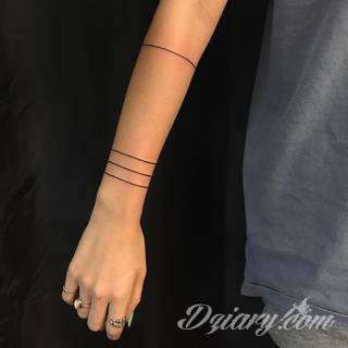 Z jednej strony lekkie i subtelne, z drugiej - wyraziste i bardzo wyeksponowane. Tatuaże w formacie opasek sugerowane są tam, gdzie można ją efektownie zamknąć na ciele. To przeguby, ramiona, uda; zdarzają się jednak również opcje nietypowe. 