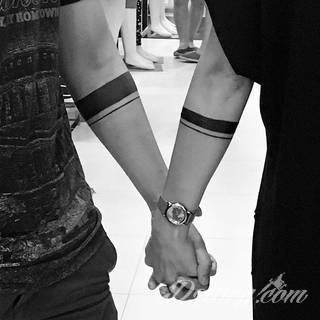 Z jednej strony lekkie i subtelne, z drugiej - wyraziste i bardzo wyeksponowane. Tatuaże w formacie opasek sugerowane są tam, gdzie można ją efektownie zamknąć na ciele. To przeguby, ramiona, uda; zdarzają się jednak również opcje nietypowe. 