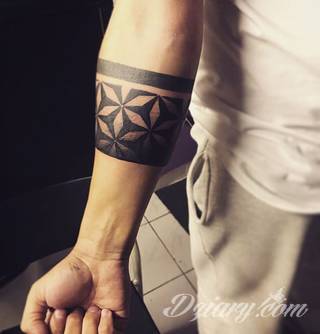 Z jednej strony lekkie i subtelne, z drugiej - wyraziste i bardzo wyeksponowane. Tatuaże w formacie opasek sugerowane są tam, gdzie można ją efektownie zamknąć na ciele. To przeguby, ramiona, uda; zdarzają się jednak również opcje nietypowe. 