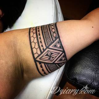 Z jednej strony lekkie i subtelne, z drugiej - wyraziste i bardzo wyeksponowane. Tatuaże w formacie opasek sugerowane są tam, gdzie można ją efektownie zamknąć na ciele. To przeguby, ramiona, uda; zdarzają się jednak również opcje nietypowe. 