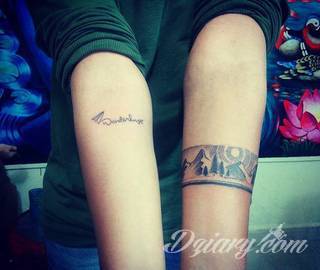 Z jednej strony lekkie i subtelne, z drugiej - wyraziste i bardzo wyeksponowane. Tatuaże w formacie opasek sugerowane są tam, gdzie można ją efektownie zamknąć na ciele. To przeguby, ramiona, uda; zdarzają się jednak również opcje nietypowe. 