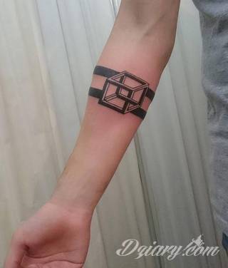 Z jednej strony lekkie i subtelne, z drugiej - wyraziste i bardzo wyeksponowane. Tatuaże w formacie opasek sugerowane są tam, gdzie można ją efektownie zamknąć na ciele. To przeguby, ramiona, uda; zdarzają się jednak również opcje nietypowe. 