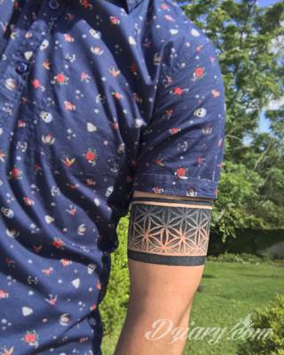 Z jednej strony lekkie i subtelne, z drugiej - wyraziste i bardzo wyeksponowane. Tatuaże w formacie opasek sugerowane są tam, gdzie można ją efektownie zamknąć na ciele. To przeguby, ramiona, uda; zdarzają się jednak również opcje nietypowe. 