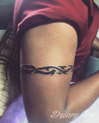 Z jednej strony lekkie i subtelne, z drugiej - wyraziste i bardzo wyeksponowane. Tatuaże w formacie opasek sugerowane są tam, gdzie można ją efektownie zamknąć na ciele. To przeguby, ramiona, uda; zdarzają się jednak również opcje nietypowe. 