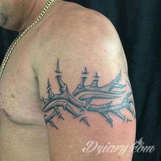 Z jednej strony lekkie i subtelne, z drugiej - wyraziste i bardzo wyeksponowane. Tatuaże w formacie opasek sugerowane są tam, gdzie można ją efektownie zamknąć na ciele. To przeguby, ramiona, uda; zdarzają się jednak również opcje nietypowe. 