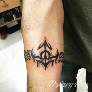 Z jednej strony lekkie i subtelne, z drugiej - wyraziste i bardzo wyeksponowane. Tatuaże w formacie opasek sugerowane są tam, gdzie można ją efektownie zamknąć na ciele. To przeguby, ramiona, uda; zdarzają się jednak również opcje nietypowe. 