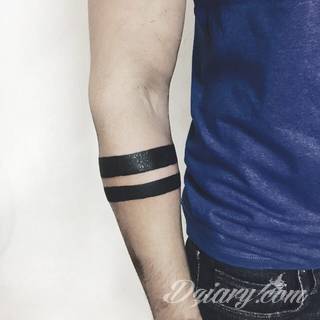 Z jednej strony lekkie i subtelne, z drugiej - wyraziste i bardzo wyeksponowane. Tatuaże w formacie opasek sugerowane są tam, gdzie można ją efektownie zamknąć na ciele. To przeguby, ramiona, uda; zdarzają się jednak również opcje nietypowe. 