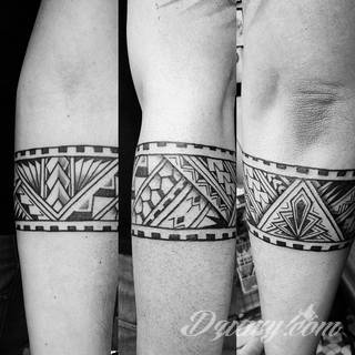 Z jednej strony lekkie i subtelne, z drugiej - wyraziste i bardzo wyeksponowane. Tatuaże w formacie opasek sugerowane są tam, gdzie można ją efektownie zamknąć na ciele. To przeguby, ramiona, uda; zdarzają się jednak również opcje nietypowe. 