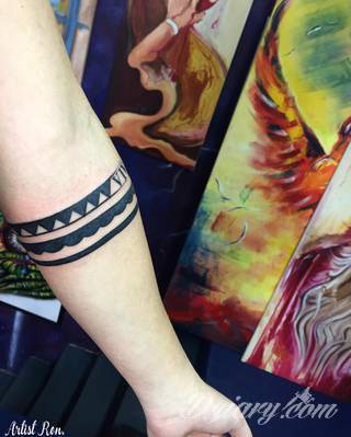 Z jednej strony lekkie i subtelne, z drugiej - wyraziste i bardzo wyeksponowane. Tatuaże w formacie opasek sugerowane są tam, gdzie można ją efektownie zamknąć na ciele. To przeguby, ramiona, uda; zdarzają się jednak również opcje nietypowe. 