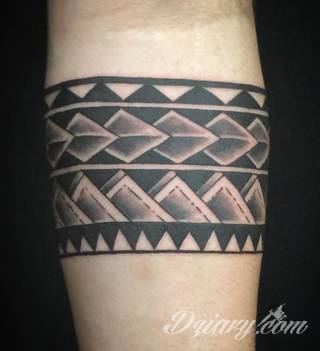 Z jednej strony lekkie i subtelne, z drugiej - wyraziste i bardzo wyeksponowane. Tatuaże w formacie opasek sugerowane są tam, gdzie można ją efektownie zamknąć na ciele. To przeguby, ramiona, uda; zdarzają się jednak również opcje nietypowe. 