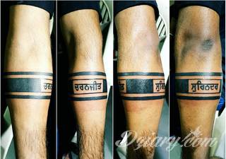 Z jednej strony lekkie i subtelne, z drugiej - wyraziste i bardzo wyeksponowane. Tatuaże w formacie opasek sugerowane są tam, gdzie można ją efektownie zamknąć na ciele. To przeguby, ramiona, uda; zdarzają się jednak również opcje nietypowe. 