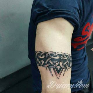 Z jednej strony lekkie i subtelne, z drugiej - wyraziste i bardzo wyeksponowane. Tatuaże w formacie opasek sugerowane są tam, gdzie można ją efektownie zamknąć na ciele. To przeguby, ramiona, uda; zdarzają się jednak również opcje nietypowe. 