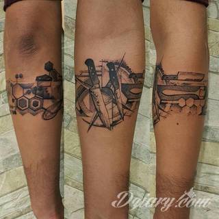 Z jednej strony lekkie i subtelne, z drugiej - wyraziste i bardzo wyeksponowane. Tatuaże w formacie opasek sugerowane są tam, gdzie można ją efektownie zamknąć na ciele. To przeguby, ramiona, uda; zdarzają się jednak również opcje nietypowe. 