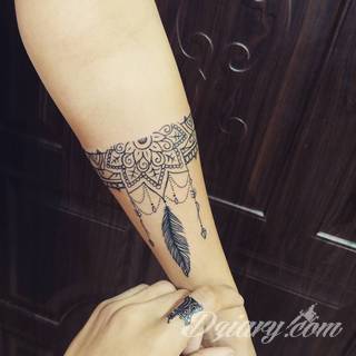 Z jednej strony lekkie i subtelne, z drugiej - wyraziste i bardzo wyeksponowane. Tatuaże w formacie opasek sugerowane są tam, gdzie można ją efektownie zamknąć na ciele. To przeguby, ramiona, uda; zdarzają się jednak również opcje nietypowe. 