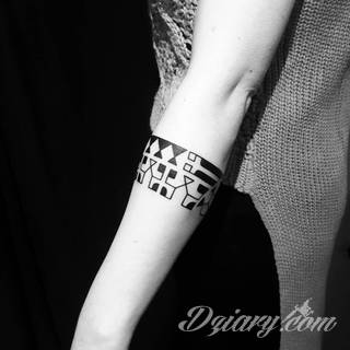 Z jednej strony lekkie i subtelne, z drugiej - wyraziste i bardzo wyeksponowane. Tatuaże w formacie opasek sugerowane są tam, gdzie można ją efektownie zamknąć na ciele. To przeguby, ramiona, uda; zdarzają się jednak również opcje nietypowe. 