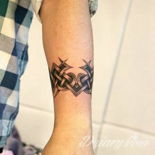 Z jednej strony lekkie i subtelne, z drugiej - wyraziste i bardzo wyeksponowane. Tatuaże w formacie opasek sugerowane są tam, gdzie można ją efektownie zamknąć na ciele. To przeguby, ramiona, uda; zdarzają się jednak również opcje nietypowe. 