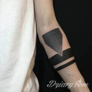 Z jednej strony lekkie i subtelne, z drugiej - wyraziste i bardzo wyeksponowane. Tatuaże w formacie opasek sugerowane są tam, gdzie można ją efektownie zamknąć na ciele. To przeguby, ramiona, uda; zdarzają się jednak również opcje nietypowe. 