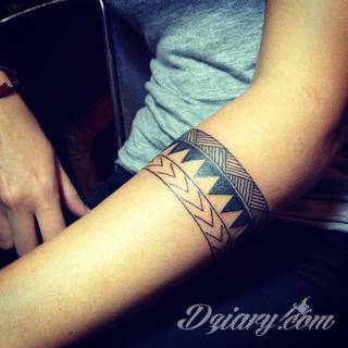 Z jednej strony lekkie i subtelne, z drugiej - wyraziste i bardzo wyeksponowane. Tatuaże w formacie opasek sugerowane są tam, gdzie można ją efektownie zamknąć na ciele. To przeguby, ramiona, uda; zdarzają się jednak również opcje nietypowe. 