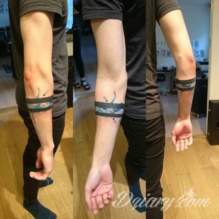 Z jednej strony lekkie i subtelne, z drugiej - wyraziste i bardzo wyeksponowane. Tatuaże w formacie opasek sugerowane są tam, gdzie można ją efektownie zamknąć na ciele. To przeguby, ramiona, uda; zdarzają się jednak również opcje nietypowe. 