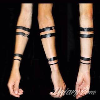 Z jednej strony lekkie i subtelne, z drugiej - wyraziste i bardzo wyeksponowane. Tatuaże w formacie opasek sugerowane są tam, gdzie można ją efektownie zamknąć na ciele. To przeguby, ramiona, uda; zdarzają się jednak również opcje nietypowe. 