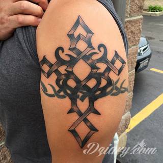 Z jednej strony lekkie i subtelne, z drugiej - wyraziste i bardzo wyeksponowane. Tatuaże w formacie opasek sugerowane są tam, gdzie można ją efektownie zamknąć na ciele. To przeguby, ramiona, uda; zdarzają się jednak również opcje nietypowe. 