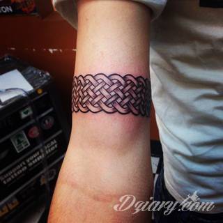 Z jednej strony lekkie i subtelne, z drugiej - wyraziste i bardzo wyeksponowane. Tatuaże w formacie opasek sugerowane są tam, gdzie można ją efektownie zamknąć na ciele. To przeguby, ramiona, uda; zdarzają się jednak również opcje nietypowe. 