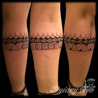 Z jednej strony lekkie i subtelne, z drugiej - wyraziste i bardzo wyeksponowane. Tatuaże w formacie opasek sugerowane są tam, gdzie można ją efektownie zamknąć na ciele. To przeguby, ramiona, uda; zdarzają się jednak również opcje nietypowe. 