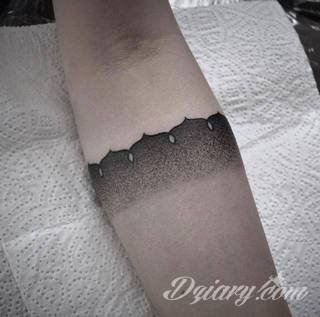 Z jednej strony lekkie i subtelne, z drugiej - wyraziste i bardzo wyeksponowane. Tatuaże w formacie opasek sugerowane są tam, gdzie można ją efektownie zamknąć na ciele. To przeguby, ramiona, uda; zdarzają się jednak również opcje nietypowe. 