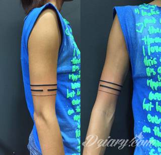 Z jednej strony lekkie i subtelne, z drugiej - wyraziste i bardzo wyeksponowane. Tatuaże w formacie opasek sugerowane są tam, gdzie można ją efektownie zamknąć na ciele. To przeguby, ramiona, uda; zdarzają się jednak również opcje nietypowe. 