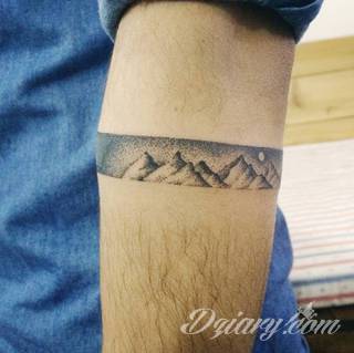 Z jednej strony lekkie i subtelne, z drugiej - wyraziste i bardzo wyeksponowane. Tatuaże w formacie opasek sugerowane są tam, gdzie można ją efektownie zamknąć na ciele. To przeguby, ramiona, uda; zdarzają się jednak również opcje nietypowe. 