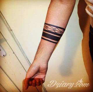 Z jednej strony lekkie i subtelne, z drugiej - wyraziste i bardzo wyeksponowane. Tatuaże w formacie opasek sugerowane są tam, gdzie można ją efektownie zamknąć na ciele. To przeguby, ramiona, uda; zdarzają się jednak również opcje nietypowe. 