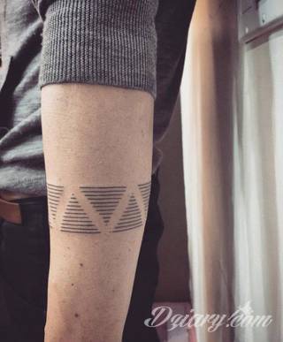 Z jednej strony lekkie i subtelne, z drugiej - wyraziste i bardzo wyeksponowane. Tatuaże w formacie opasek sugerowane są tam, gdzie można ją efektownie zamknąć na ciele. To przeguby, ramiona, uda; zdarzają się jednak również opcje nietypowe. 