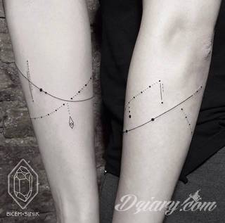 Z jednej strony lekkie i subtelne, z drugiej - wyraziste i bardzo wyeksponowane. Tatuaże w formacie opasek sugerowane są tam, gdzie można ją efektownie zamknąć na ciele. To przeguby, ramiona, uda; zdarzają się jednak również opcje nietypowe. 