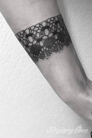 Z jednej strony lekkie i subtelne, z drugiej - wyraziste i bardzo wyeksponowane. Tatuaże w formacie opasek sugerowane są tam, gdzie można ją efektownie zamknąć na ciele. To przeguby, ramiona, uda; zdarzają się jednak również opcje nietypowe. 