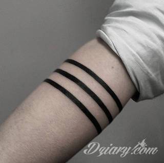 Z jednej strony lekkie i subtelne, z drugiej - wyraziste i bardzo wyeksponowane. Tatuaże w formacie opasek sugerowane są tam, gdzie można ją efektownie zamknąć na ciele. To przeguby, ramiona, uda; zdarzają się jednak również opcje nietypowe. 