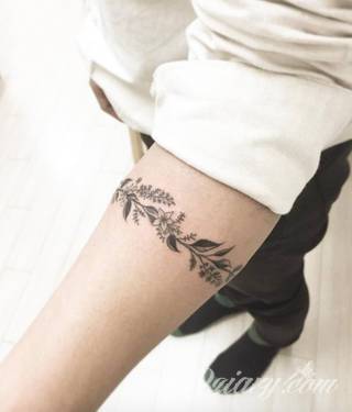 Z jednej strony lekkie i subtelne, z drugiej - wyraziste i bardzo wyeksponowane. Tatuaże w formacie opasek sugerowane są tam, gdzie można ją efektownie zamknąć na ciele. To przeguby, ramiona, uda; zdarzają się jednak również opcje nietypowe. 