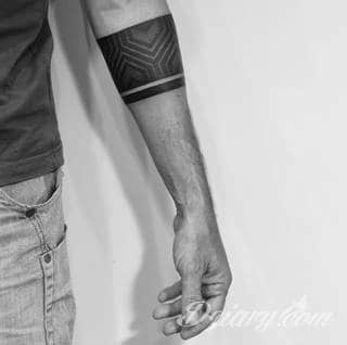 Z jednej strony lekkie i subtelne, z drugiej - wyraziste i bardzo wyeksponowane. Tatuaże w formacie opasek sugerowane są tam, gdzie można ją efektownie zamknąć na ciele. To przeguby, ramiona, uda; zdarzają się jednak również opcje nietypowe. 