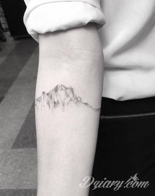 Z jednej strony lekkie i subtelne, z drugiej - wyraziste i bardzo wyeksponowane. Tatuaże w formacie opasek sugerowane są tam, gdzie można ją efektownie zamknąć na ciele. To przeguby, ramiona, uda; zdarzają się jednak również opcje nietypowe. 