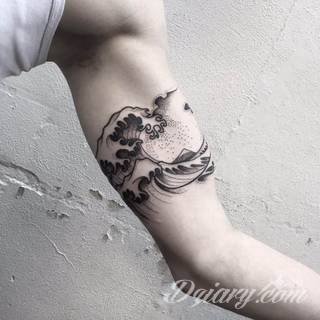 Z jednej strony lekkie i subtelne, z drugiej - wyraziste i bardzo wyeksponowane. Tatuaże w formacie opasek sugerowane są tam, gdzie można ją efektownie zamknąć na ciele. To przeguby, ramiona, uda; zdarzają się jednak również opcje nietypowe. 