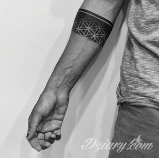 Z jednej strony lekkie i subtelne, z drugiej - wyraziste i bardzo wyeksponowane. Tatuaże w formacie opasek sugerowane są tam, gdzie można ją efektownie zamknąć na ciele. To przeguby, ramiona, uda; zdarzają się jednak również opcje nietypowe. 