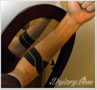 Z jednej strony lekkie i subtelne, z drugiej - wyraziste i bardzo wyeksponowane. Tatuaże w formacie opasek sugerowane są tam, gdzie można ją efektownie zamknąć na ciele. To przeguby, ramiona, uda; zdarzają się jednak również opcje nietypowe. 