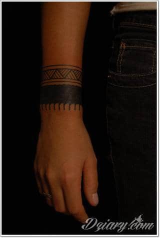 Z jednej strony lekkie i subtelne, z drugiej - wyraziste i bardzo wyeksponowane. Tatuaże w formacie opasek sugerowane są tam, gdzie można ją efektownie zamknąć na ciele. To przeguby, ramiona, uda; zdarzają się jednak również opcje nietypowe. 