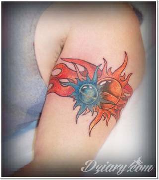 Z jednej strony lekkie i subtelne, z drugiej - wyraziste i bardzo wyeksponowane. Tatuaże w formacie opasek sugerowane są tam, gdzie można ją efektownie zamknąć na ciele. To przeguby, ramiona, uda; zdarzają się jednak również opcje nietypowe. 