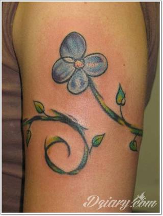 Z jednej strony lekkie i subtelne, z drugiej - wyraziste i bardzo wyeksponowane. Tatuaże w formacie opasek sugerowane są tam, gdzie można ją efektownie zamknąć na ciele. To przeguby, ramiona, uda; zdarzają się jednak również opcje nietypowe. 