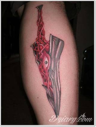 Z jednej strony lekkie i subtelne, z drugiej - wyraziste i bardzo wyeksponowane. Tatuaże w formacie opasek sugerowane są tam, gdzie można ją efektownie zamknąć na ciele. To przeguby, ramiona, uda; zdarzają się jednak również opcje nietypowe. 