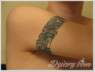 Z jednej strony lekkie i subtelne, z drugiej - wyraziste i bardzo wyeksponowane. Tatuaże w formacie opasek sugerowane są tam, gdzie można ją efektownie zamknąć na ciele. To przeguby, ramiona, uda; zdarzają się jednak również opcje nietypowe. 