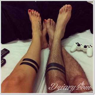 Z jednej strony lekkie i subtelne, z drugiej - wyraziste i bardzo wyeksponowane. Tatuaże w formacie opasek sugerowane są tam, gdzie można ją efektownie zamknąć na ciele. To przeguby, ramiona, uda; zdarzają się jednak również opcje nietypowe. 