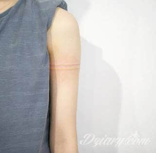 Z jednej strony lekkie i subtelne, z drugiej - wyraziste i bardzo wyeksponowane. Tatuaże w formacie opasek sugerowane są tam, gdzie można ją efektownie zamknąć na ciele. To przeguby, ramiona, uda; zdarzają się jednak również opcje nietypowe. 